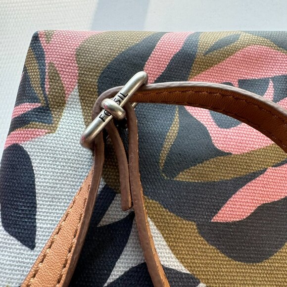 Fossil floral sling bag with front zippered pocket - Picture 5 of 7